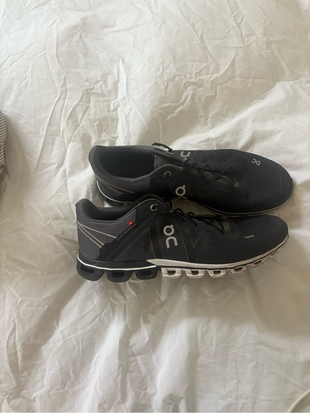 Mens on cloud sneakers 10.5 euc